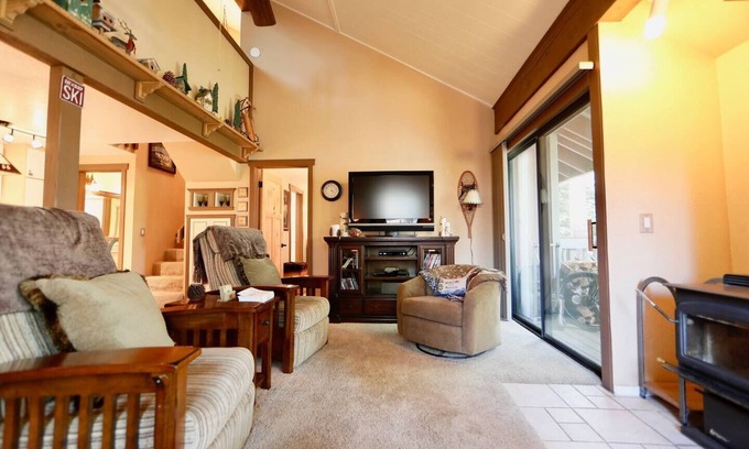 Mammoth Lakes Condo | Treehouse Retreat: Walk to Village & Enjoy Pool and Spa
