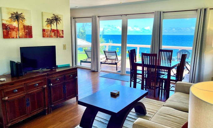 Hakalau House | Oceanfront Escape: Guest Rated 9.6 with Pool & Breakfast