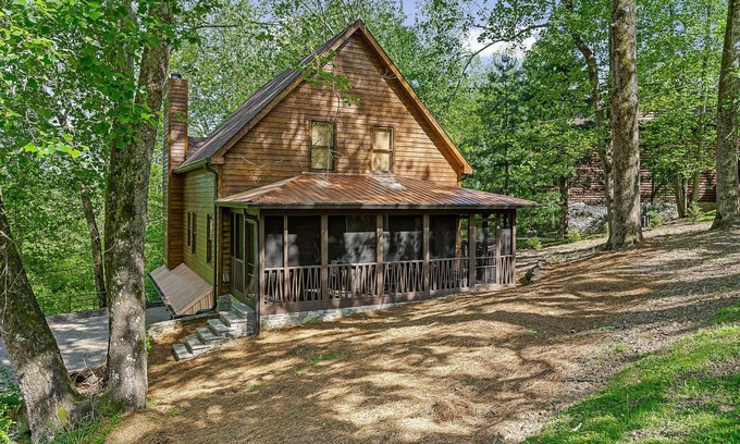 Lancaster House | Inviting Treehouse Cabin by Center Hill Lake with Hot Tub