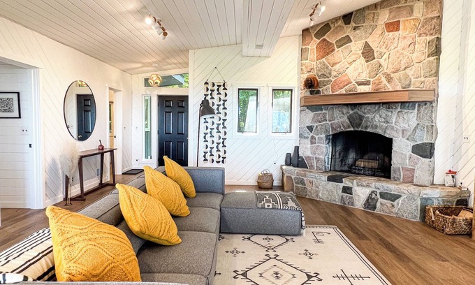 Harbor Springs Cottage | Discover The Treehouse SKI Nub's | Lake Michigan Access