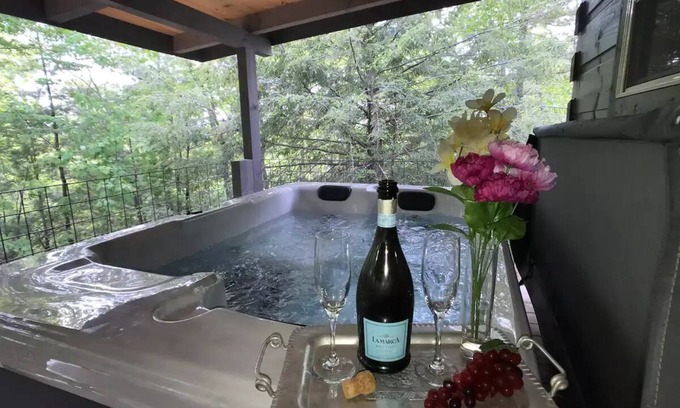 Jamestown Cabin | Unforgettable The Treehouse: Honeymoon Cabin with Hot Tub