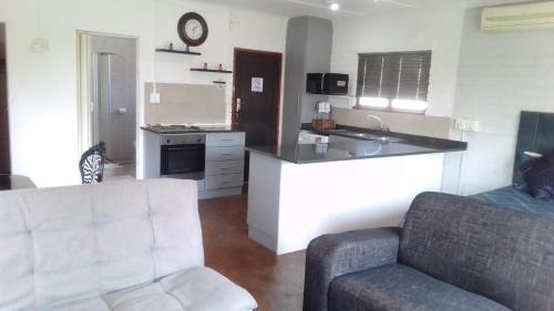 Athlone Apartment | Oceanfront Treehouse with Hot Tub and Child-Friendly Vibe
