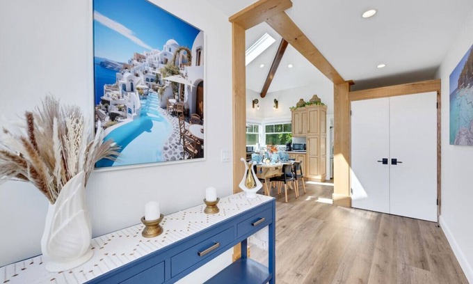 Altadena House | The TrendSetter: Near Universal Studios, Crypto Arena, and the Rose Bowl