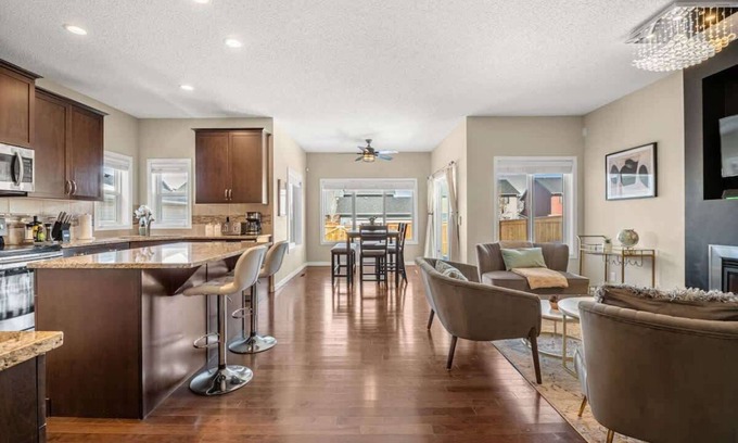 Southeast Calgary House | The Trenta - 4BD 3BA 2 Kitchen Stunner