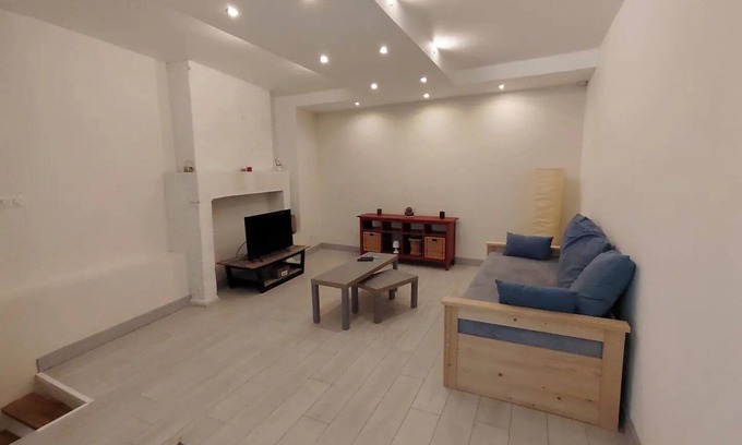 Perigueux Apartment | Comfortable Stay at Apartment 'Le Triplex De L'union' with Wi-Fi