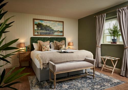 Faringdon Hotel | Idyllic Stay at The Trout at Tadpole Bridge with Breakfast