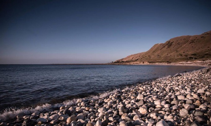 Glenburn House | Experience the Kiwi Bach, Steps from the Ocean Coastline