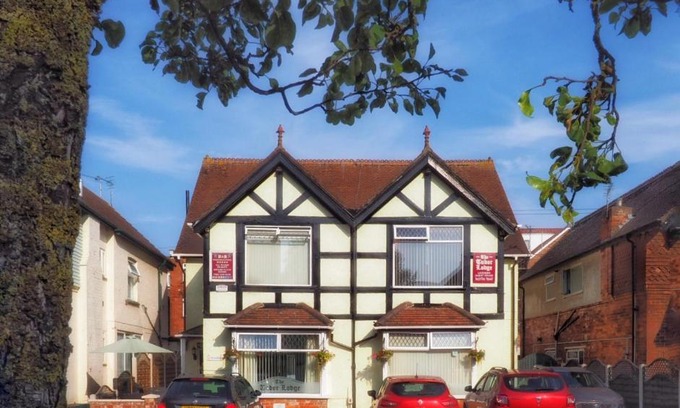 Skegness House | Discover Comfort at The Tudor Lodge: Rated 9/10, Family-Friendly