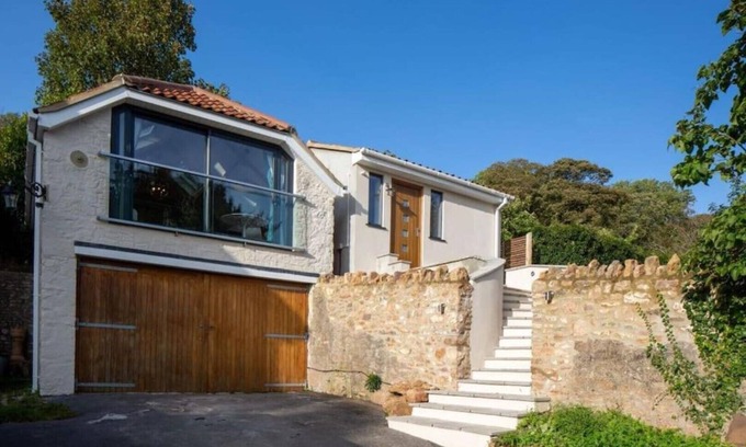 Banwell Cabin | Pet-Friendly Retreat at The Tullet: Guest Rated 10/10