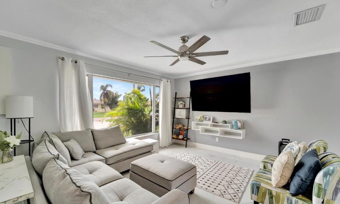 Caloosahatchee House | Relax at The Turquoise Turtle: 4-Star Family & Pet Friendly