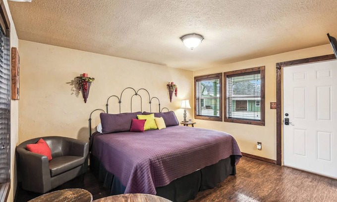Granbury Cottage | Inviting Tuscan Cottage with Pool and Kitchen Amenities