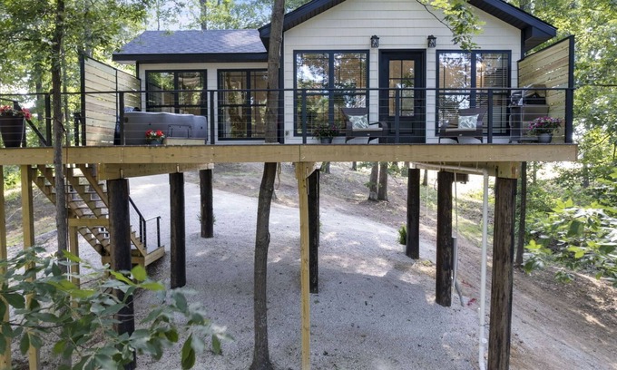Burfordville Cabin | Experience The Twisted Sassafras Treehouse with Ocean View