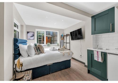 Shacklewell Apartment | Modern Studio: A Perfect Family Retreat for Your Getaway