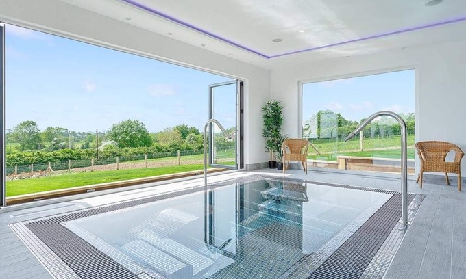 Middlezoy Cottage | Modern Two-Storey Cottage with Spa and Hot Tub Amenities