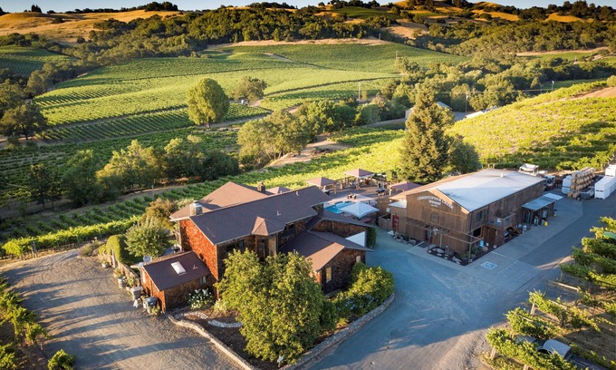 Healdsburg House | Indulge in the Ultimate Wine Lover's Experience Today