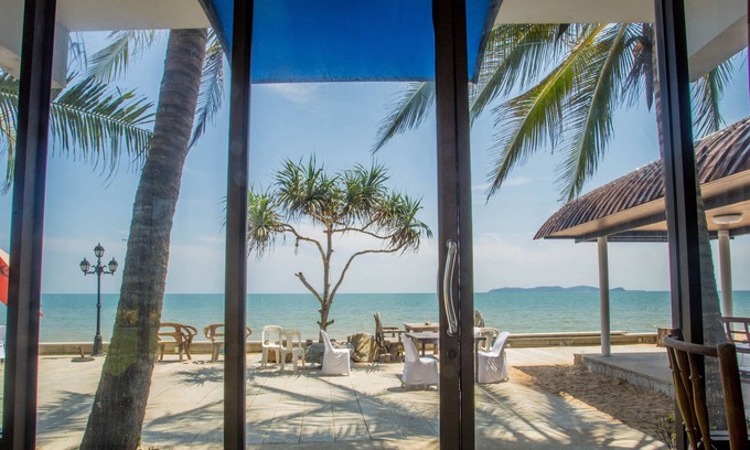 Bang Saphan Hotel | Relax at The Uncle Beach Resort with Ocean Views & Dining
