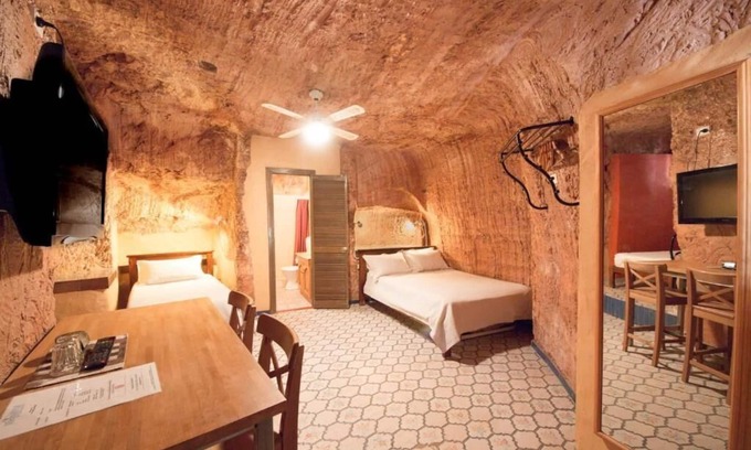 Coober Pedy Hotel | Underground Motel: Family-Friendly Stay with Breakfast