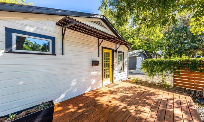 Travis Heights Cottage | Unforgettable Stay at The Urban Canopy - Steps from SoCo