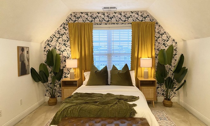 Fayetteville House | Explore The Vagabond House: Family & Pet-Friendly Retreat