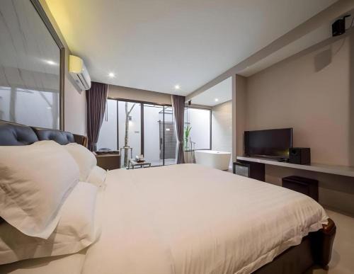 Chorakhe Bua Resort | Discover The Valen Resort: Family-Friendly Getaway with Pool