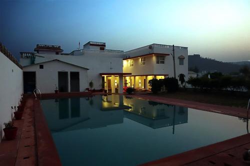 Sariska Hotel | Stay at The Vanashva: Family-Friendly with Pool Access