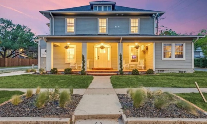 Denton Apartment | The Vanderbilt Mansion Apt 10 Near Downtown and TWU