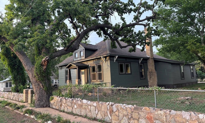 Burnet House | The Vandeveer, Stunning Craftsman Estate in Historic Downtown Burnet
