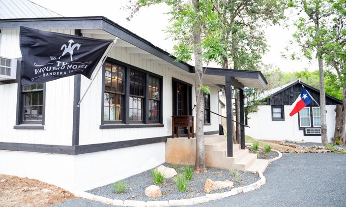 Bandera Hotel | Welcoming Stay at The Vaquero Motel - Pet & Child Friendly