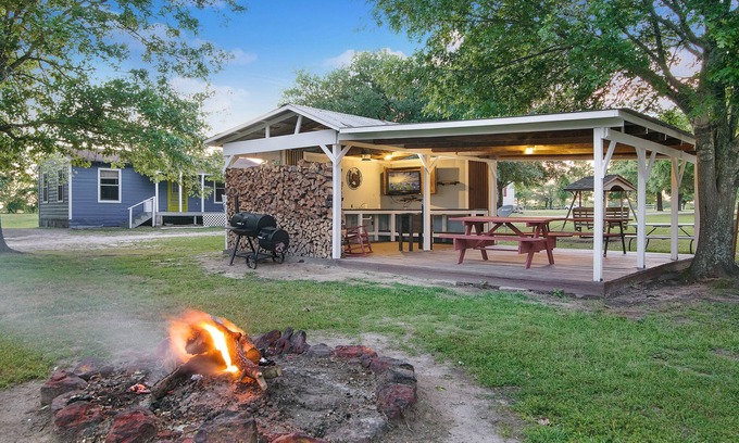 Grand Saline House | Pet-Friendly Ocean View at The Venue - Meme's House