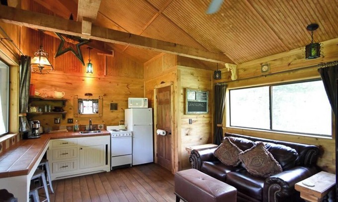 Brenham Cabin | The Veranda is a Secluded Romantic Cabin at Scenic Hill Retreat with Whirlpool Tub