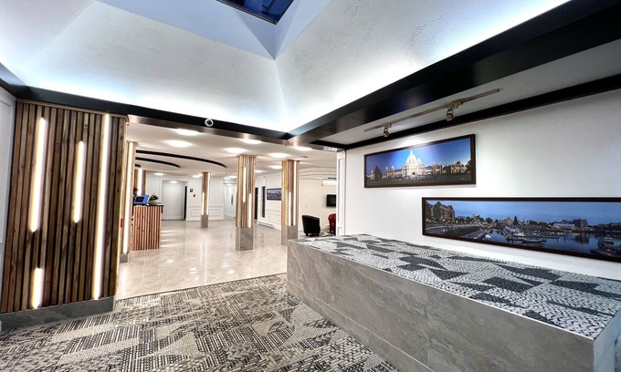 Gorge -Tillicum Area Hotel | Discover The Vic: 4-Star Getaway with Spa & Pool Access