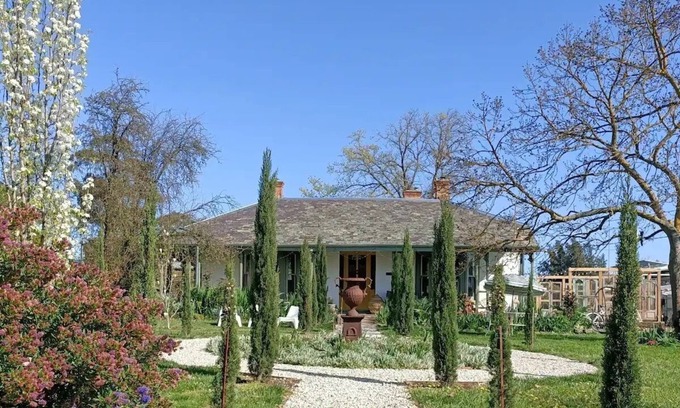 Clunes Apartment | Elegant French Style Villa at The Vicarage At Clunes