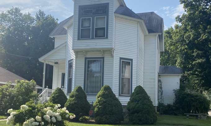 Cassopolis House | Victorian Charm with Breakfast and Kitchen Amenities