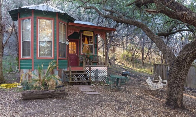Marble Falls House | Beautiful Victorian Cottage with Breakfast & Kitchen Access