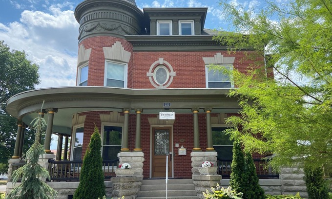 Delphos Apartment | Relaxing Retreat at The Victorian Guesthouse - Room 2