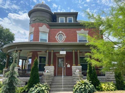 Delphos House | Charming Victorian Guesthouse: Family-Friendly Retreat