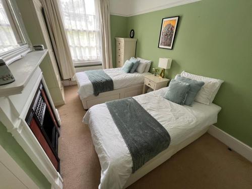 Surbiton Hill House | Pet-Friendly Victorian Rooms with Family Amenities Await