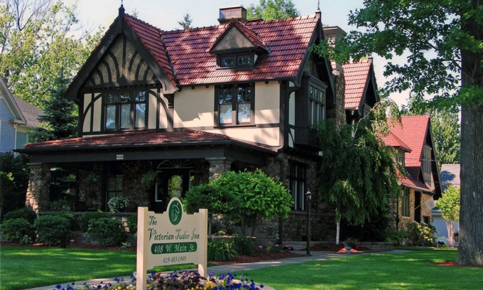 Bellevue Bed & Breakfast | Delightful Stay at The Victorian Tudor Inn with Breakfast