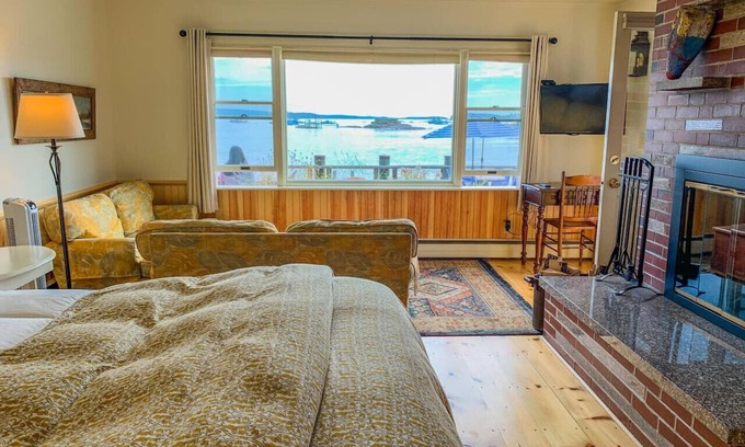 Stonington Hotel | Victory Chimes: Breathtaking Harbor Views & Pet-Friendly Stay