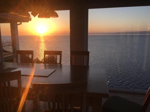 Racisce Apartment | Oceanfront Bliss at THE VIEW - 4-Star Pet Friendly Haven