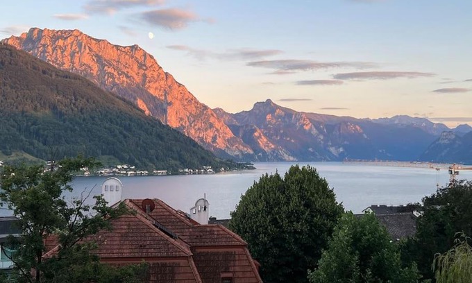 Gmunden Apartment | Explore The View of Austria - Guest Rated 9.4/10!