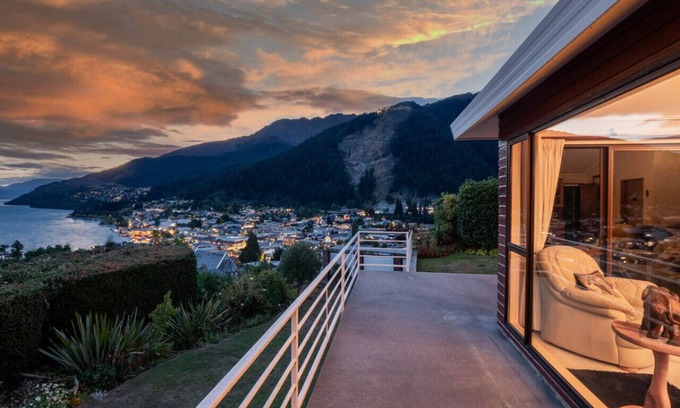 Queenstown City Centre House | The view of Queenstown - 4 bed, 2.5 bathroom house