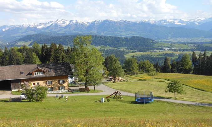 Sulzberg Apartment | Inspiring Mountain Views with Spa and Hot Tub Access