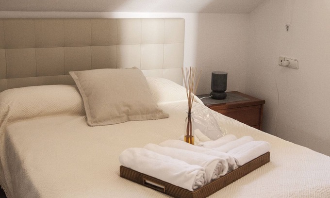 La Trinidad-San Juan y Todos los Santos Apartment | Inviting Views of the Jewish Quarter with Spa & Breakfast