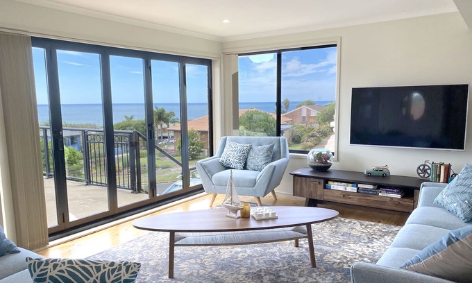 Tura Beach House | The Views - 4 Bedroom Home - Pet Friendly - 2+ Nights