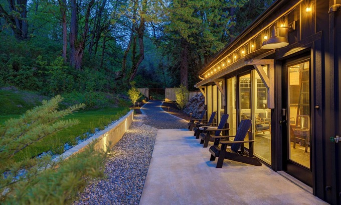 Monroe House | Relax at The Villa at Richardson Creek with Spa & Hot Tub