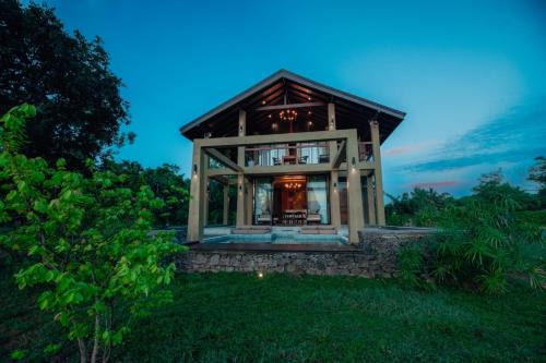 Attikulama Villa | Villa Lakeshore: Oceanfront Retreat with Pool & Hot Tub