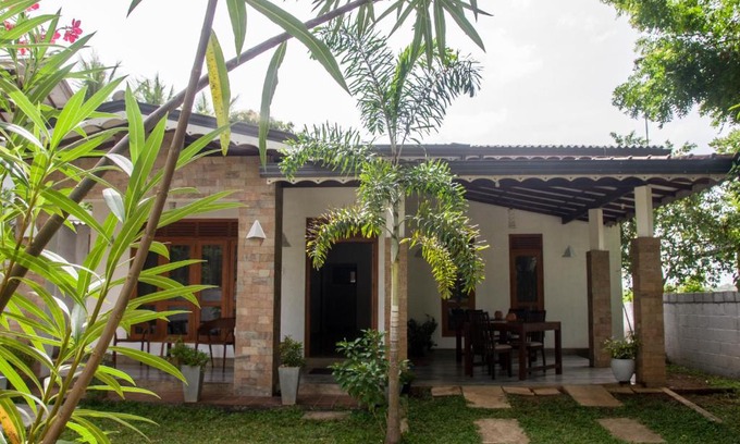 Anuradhapura House | Cozy Villa: Family-Friendly Stay with Breakfast Included
