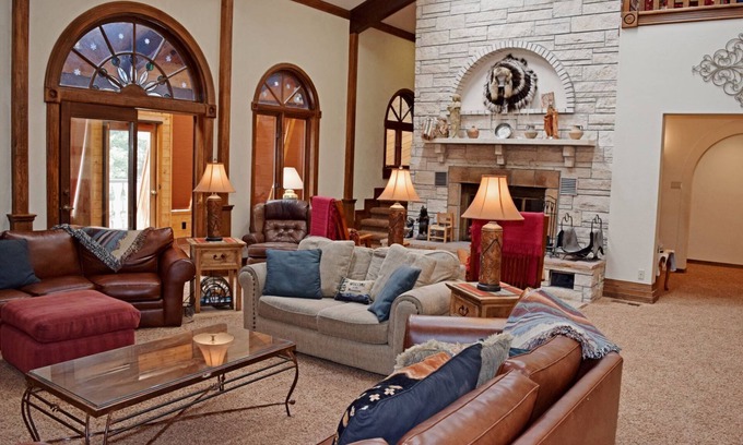 Red River House | Inviting Villa: Spacious Rental Home with Breakfast & Kitchen