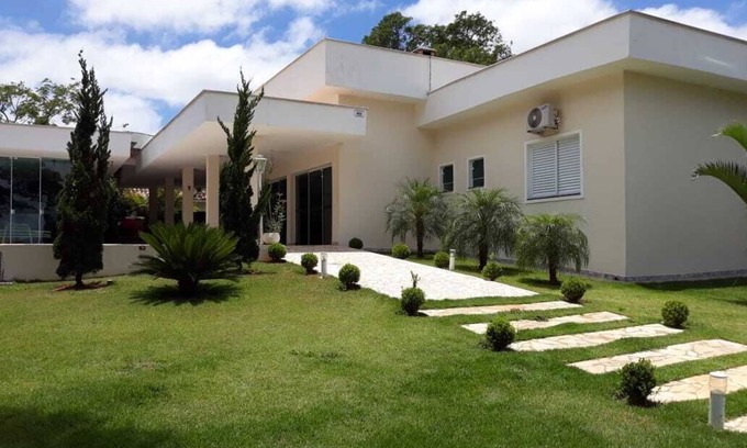 Paranapanema House | Experience The Villa with Dam: Pet-Friendly Retreat Awaits